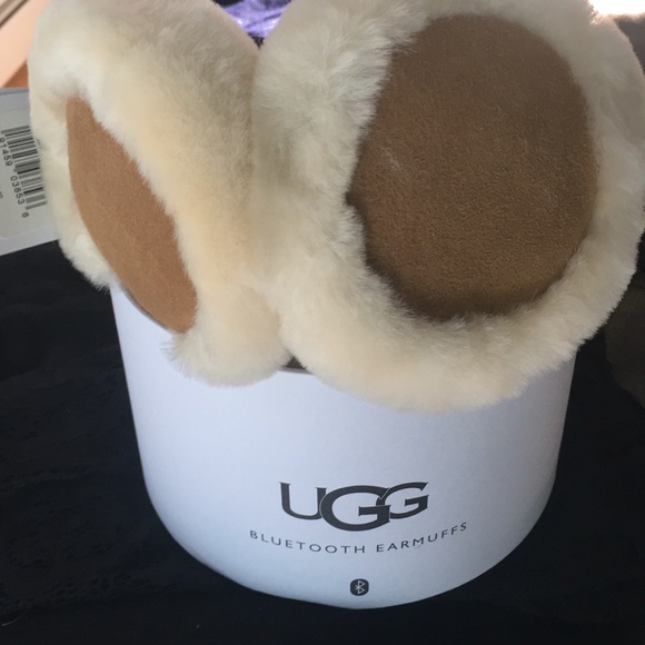 UGG Accessories - Ugg earmuffs Bluetooth. Chestnut brown. NWT & box